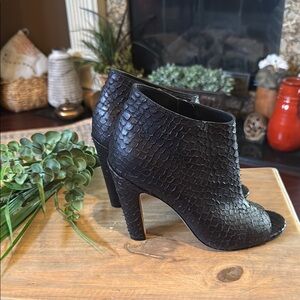 Vince brand Snake Python Leather Peep Toe High Heel Booties Women's Size 10M